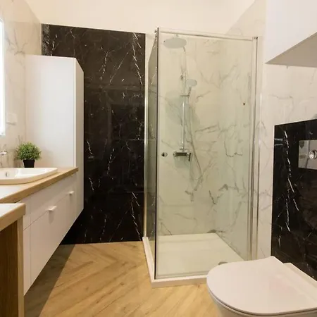 Comfy And Minimalistic- Golden Apartments- Old Town דירה *