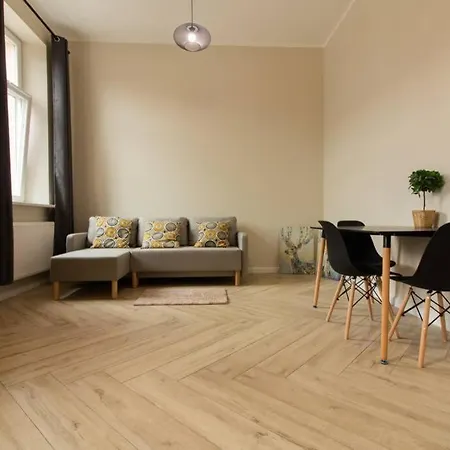 Comfy And Minimalistic- Golden Apartments- Old Town דירה