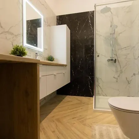 Daire Comfy And Minimalistic- Golden Apartments- Old Town